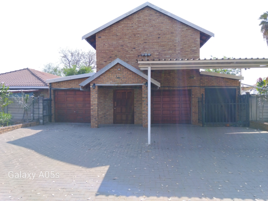 4 Bedroom Property for Sale in Oos Einde North West